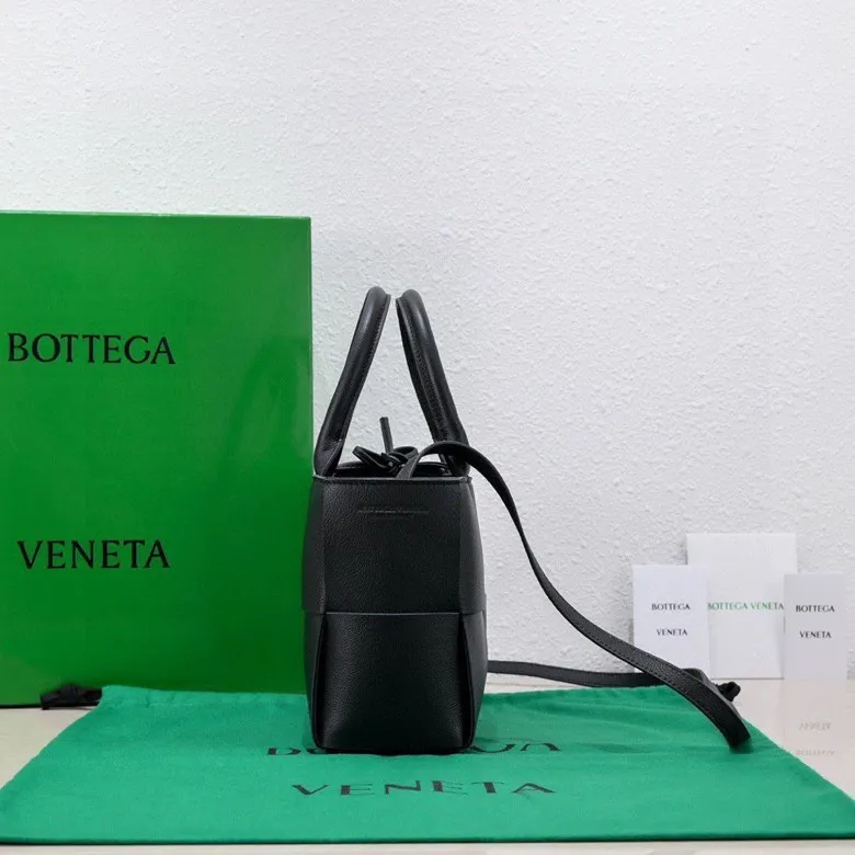 Batch 1460 🔥🔥🔥BV mini tote bag🟡🟡🟡Arco tote finally has a mini version this season. I love this size💯I have always been fond of tote bags because it has no complicated design, is simple and neat, and is easy to match with daily clothes🍒🍒Key point key point! It is equipped with a detachable shoulder strap, suitable for commuting and casual wear in any occasion👏👏Model number: 9894#, size: 25x16x8cm, pebbled black